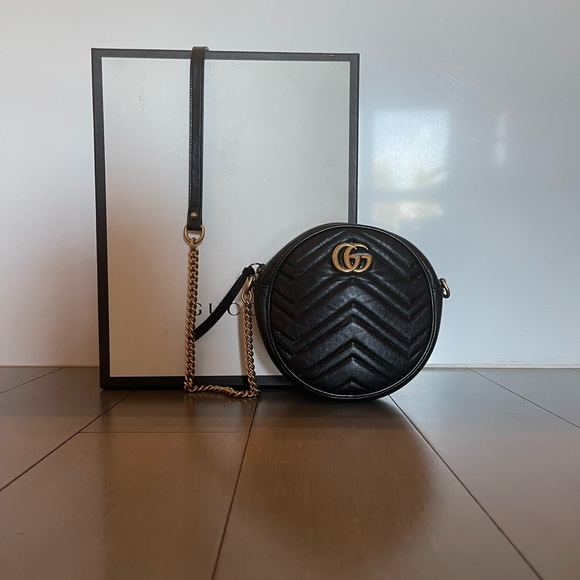 Round Gucci GG Marmont bag in black. Exterior is in impecable condition. - Picture 1 of 7